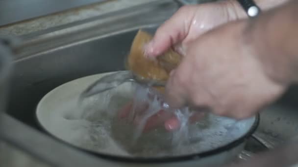 Uomo Lava Posate Nel Lavandino Con Spugna Detergente — Video Stock