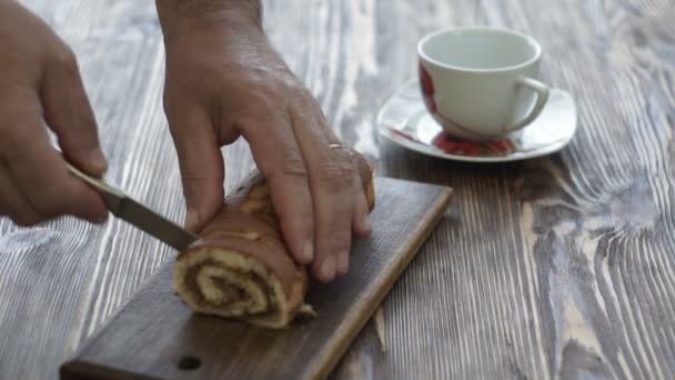 木の板に男の手切断ケーキ — ストック動画