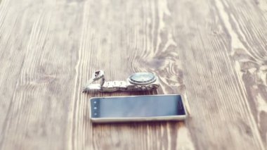 Adam tablo ahşap yüzey nöbeti alıyorum. Soyunma. El aksesuar. Yakın çekim