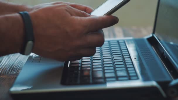 Homem Dedos Gravando Teclado Notebook Computador Usa Smartphone Fechar — Vídeo de Stock