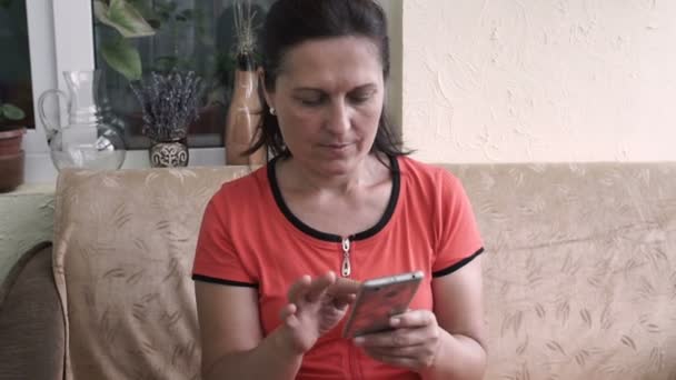 Ung Kvinna Med Smartphone Utanför Gröna Träd Natur Bakgrund Ung — Stockvideo