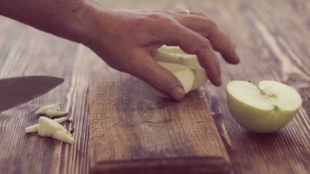 Χέρια Του Ανθρώπου Κοπή Μήλο Στη Ξύλινη Σανίδα — Αρχείο Βίντεο