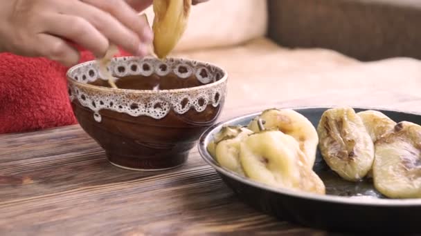 Sporák Ruku Slupka Žlutá Paprika Rodinnou Večeři Tradiční Jídla Připravená — Stock video