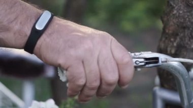 El fren kolu üzerinde bisiklet kolu, aktif yaşam tarzı, basarak closeup Bisiklete binme