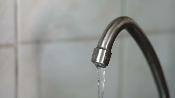 Wasser Unter Schwachem Druck Fließt Aus Einem Wasserhahn — Stockvideo