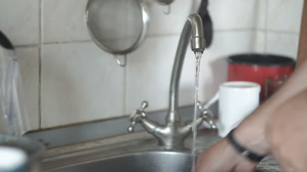 Άνθρωπος Που Πλένει Πιάτα Στο Νεροχύτη Ένα Σφουγγάρι Και Απορρυπαντικό — Αρχείο Βίντεο