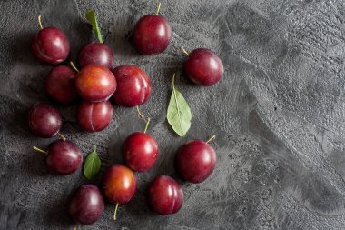 Taş zemin üzerine taze erik