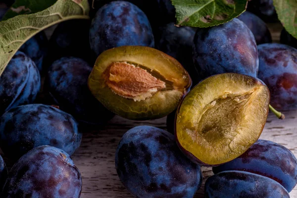 Ahşap masa yapraklarda ile taze erik. Doğal gıda.