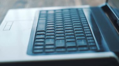 Adam parmak klavye dizüstü bilgisayar kaydediyor. Yakın çekim.