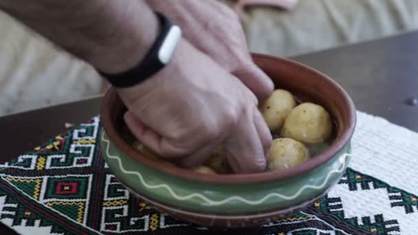 Mani Lavano Patate Patate Acqua Chef Pulisce Verdure Fresche — Video Stock