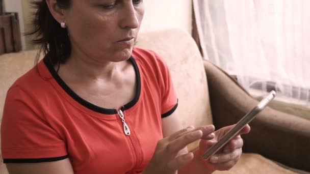 Mujer Joven Feliz Usando Teléfono Inteligente Sentado Terraza — Vídeos de Stock