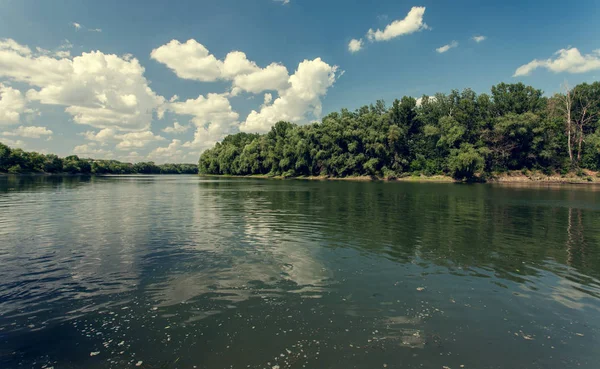 Nehir ve mavi gökyüzü ile yaz manzarası