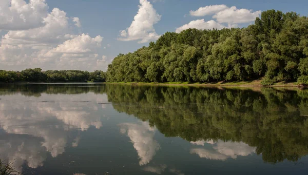 Nehir ve mavi gökyüzü ile yaz manzarası