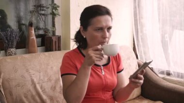 Kahve ve kullanım-ing smartphone terasında içme kadın