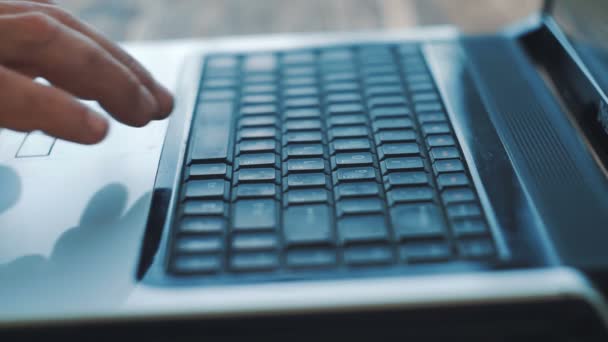 Mann Finger Taping Tastatur Notebook Computer Nahaufnahme — Stockvideo