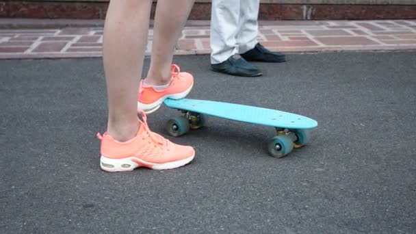 Skateboarding Freizeit Extremsport Und People Konzept Teenager Mädchenbeine Auf Kurzen — Stockvideo