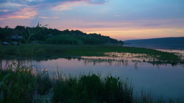 Puesta Sol Río Con Reflejo Paisaje Veraniego Idiota — Vídeo de stock