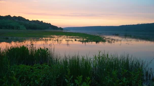 Sonnenuntergang Fluss Mit Reflex Idiotische Sommerlandschaft — Stockvideo