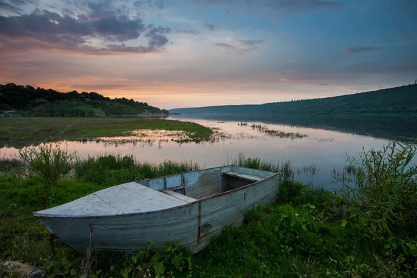 Alte Boote am Ufer des Flusses — Stockfoto