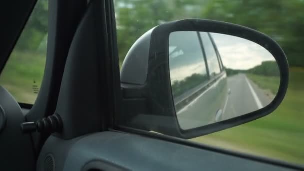 Ver Hacia Fuera Espejo Retrovisor Como Coche Conduce Través Higway — Vídeo de stock