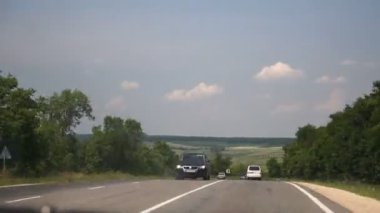 bir ülke otoyol ilerledikçe bir arabadan ateş, diğer araçlar olabilir be bitişik şeritleri gördüm.