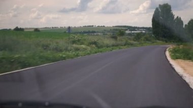 bir ülke otoyol ilerledikçe bir arabadan ateş, diğer araçlar olabilir be bitişik şeritleri gördüm.