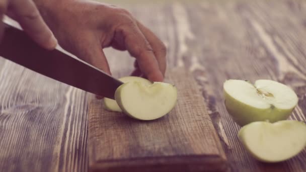 Manos Gente Toma Manzanas Amarillas Cortadas Tabla Madera — Vídeos de Stock