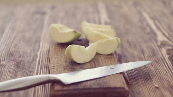 Manos Gente Toma Manzanas Amarillas Cortadas Tabla Madera — Vídeos de Stock