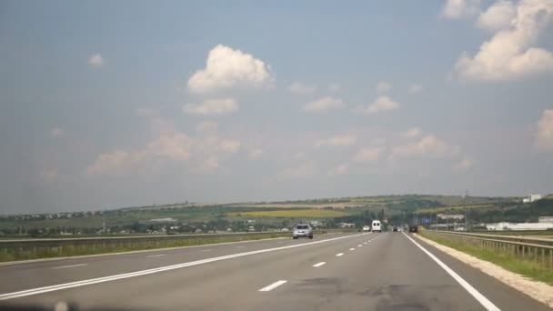 Prise Vue Une Voiture Descendant Une Autoroute Campagne Autres Véhicules — Video