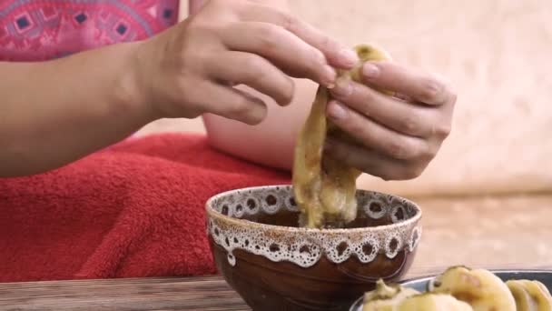 Herd Handschalen Gelben Pfeffer Für Familienessen Traditionelles Essen Zubereitet — Stockvideo