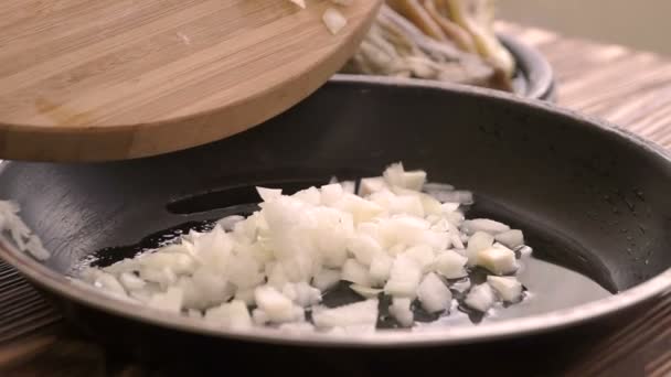 Chef Coloca Cebola Picada Frigideira Com Óleo Girassol Quente — Vídeo de Stock