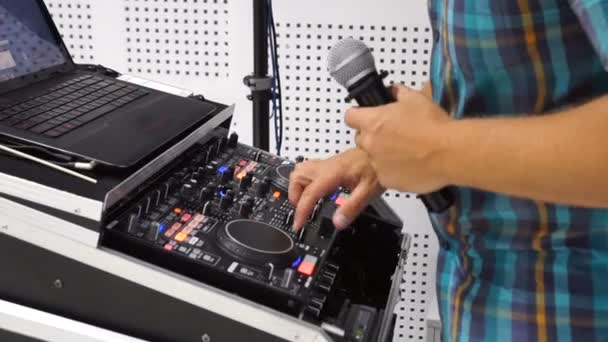 Djミックスザトラックでザナイトクラブでパーティー — ストック動画