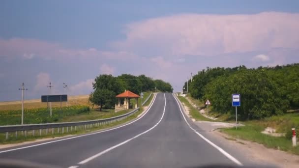 一辆汽车的拍摄 因为它沿着一条乡间公路行驶 其他车辆可以看到在毗邻车道 — 图库视频影像