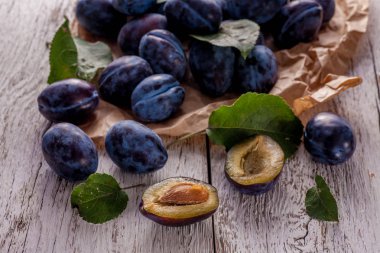 Ahşap masa yapraklarda ile taze erik. Doğal gıda.