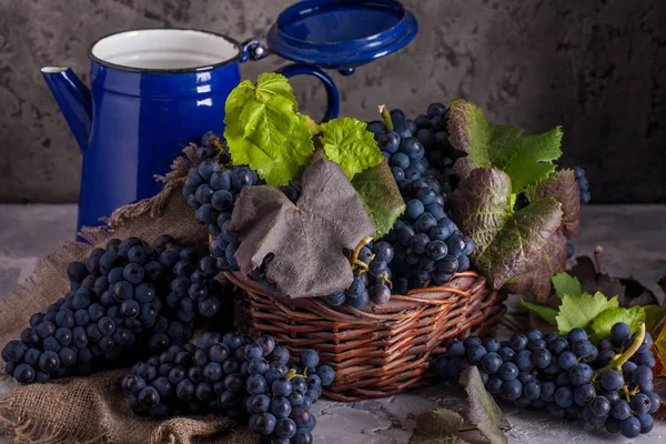 Natura Morta Con Uva Rossa Cesto Bollitore Blu — Foto Stock