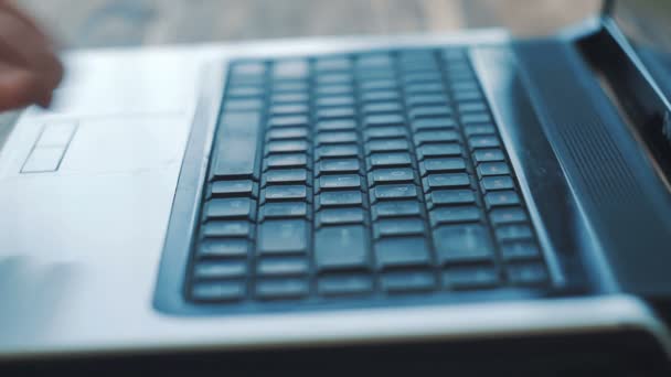 Man Fingers Taping Keyboard Computadora Portátil Utiliza Smartphone Cerca — Vídeo de stock