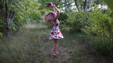 Yaz parkta dönen ışık içinde güzel bir zarif kadın portresi. Hayat ve neşe dolu kız