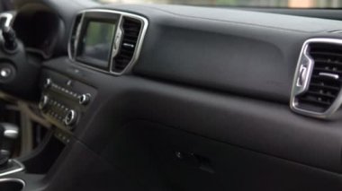 İç modern bir araba dolly, pano ve tahta bilgisayar kapat