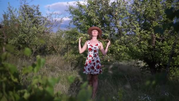 Belle Fille Blonde Chapeau Robe Tient Sur Jardin Pommes — Video