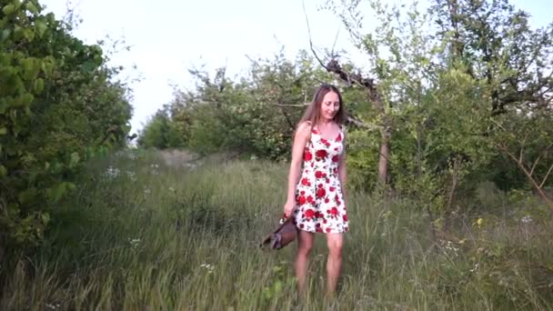 Retrato Una Hermosa Mujer Elegante Vestido Camina Por Jardín Con — Vídeo de stock