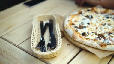 esmer kadın bir kafede lezzetli pizza yiyor.