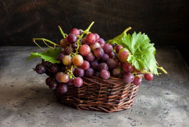 Antika arka plan üzerinde sepet üzüm