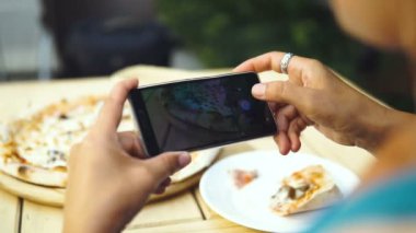 Yiyecek Blogger içinde pizzacı Pizza Cellphone tarafından fotoğrafını çekmek