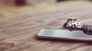 ahşap masa saati olan arka plan Akıllı telefon