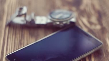 ahşap masa saati olan arka plan Akıllı telefon