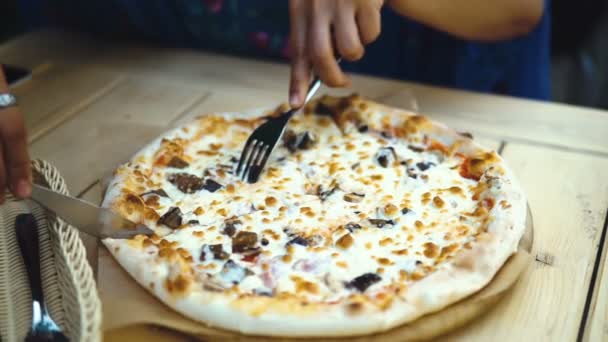 Mulher Morena Café Está Comendo Uma Deliciosa Pizza — Vídeo de Stock