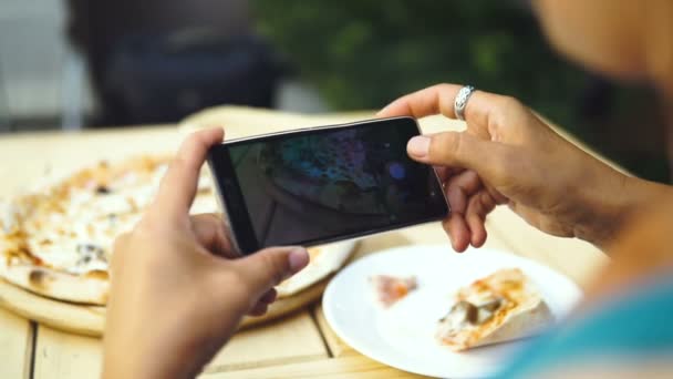 Yiyecek Blogger Içinde Pizzacı Pizza Cellphone Tarafından Fotoğrafını Çekmek — Stok video