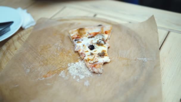 Morena Mujer Café Está Comiendo Una Deliciosa Pizza — Vídeo de stock