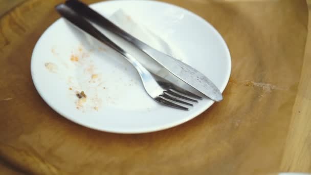 吃完食物后空盘子 用叉子和刀子 — 图库视频影像