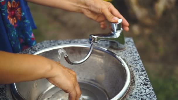 Donna Che Usa Fontana Dell Acqua Potabile Nel Parco Vicino — Video Stock